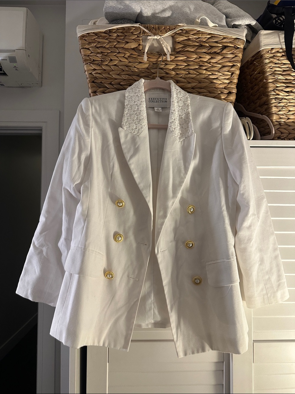 Vintage Women's White Double-Breasted Blazer with Lace Collar